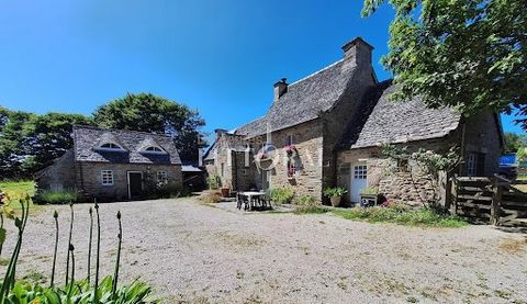 Situé à quelques pas de la plage, cet ensemble de bâtisses restauré par des artisans locaux vous attend dans un superbe jardin paysagé de 3 401 m². La Maison Principale comprend au RDC : Un séjour lumineux avec une cheminée monumentale, un salon avec...