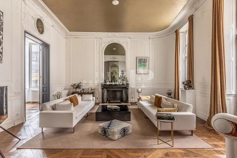 In the historic heart of Bordeaux, just steps from the Jardin Public, stands an exceptional residence, a testament to 18th-century elegance. Designed by a famous architect, this home masterfully combines the beauty of period architecture with the mod...