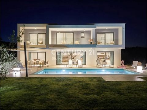 Maison de luxe moderne à vendre sur l’île de Krk. La maison d’une surface habitable de 217m2 est à vendre entièrement meublée, elle est située non loin de la ville de Krk, dans le village de Vrh. Description de la maison : - La maison dispose d’une v...