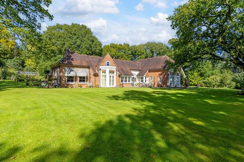 Bienvenue dans le majestueux Bluebell Lodge, un domaine de campagne de 6 chambres et 5 salles de bains à Wherwell. Cette luxueuse résidence de 5 407 pieds carrés est nichée dans près de 2 acres de campagne idyllique. Pour profiter pleinement de cette...