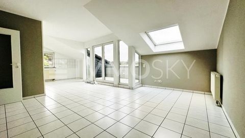 Ontdek uw nieuwe thuis: Dit uitnodigende zolderappartement in een goed onderhouden appartementencomplex combineert stijlvol wonen met een idyllische locatie. Met een ruime leefruimte van ca. 59 m², een zonnige loggia en hoogwaardige inrichting is het...