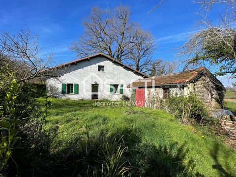 Entre Arzacq Arraziguet et Geaune, leurs commerces, leurs places centrales, à 1h30 des stations de ski et de l'Océan, maison ancienne à rénover comprenant entrée, séjour avec poêle, cuisine, 2 chambres et salle de bains et grenier en parti aménageabl...