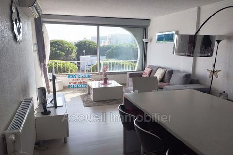 P2 of 35m² + terrace 5m² Parking + cellar Separate WC, bathroom Air conditioning, electric shutter, double glazing 4th floor with elevator Sold furnished Quiet and secure residence Direct access to the quay of honor 215 000 € Fees paid by the owner, ...