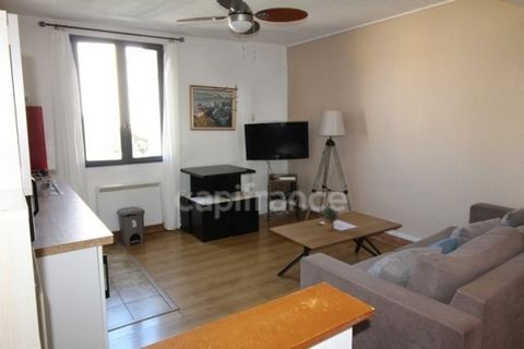 Situé en centre ville, charmant appartement de 37 m2 au 1er étage d'une petite copropriété. Celui-ci comprend une belle pièce de vie lumineuse avec cuisine aménagée, équipée et ouverte sur le séjour. Un couloir dessert une jolie chambre avec cheminée...