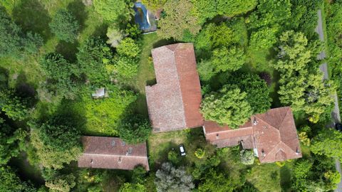 Au calme abosule à 20mn d'Hossegor. Ensemble immobilier sur plus de 2,6 hectares, comprenant : - Une maison principale datant de la fin du 19ème d'une surface habitable d'environ 390 m² (hors comble). - Une authentique grange en pierre à rénover d'en...