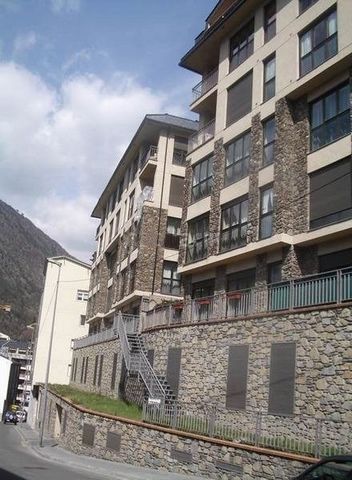 We have a spectacular apartment with a garden in Escaldes-Engordany. It is located in a quiet area, ten minutes walk from the center. This apartment is made up of a living-dining room, an independent kitchen, two double bedrooms with fitted wardrobes...