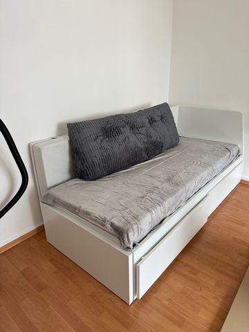 Modernes Apartment in einer der begehrtesten Lagen von Frankfurt. Neues Badezimmer mit Waschmaschine. Mini Küche. Neues Bett. Neue Einrichtung.Breitband Internet Wifi und Kabel vorhanden.