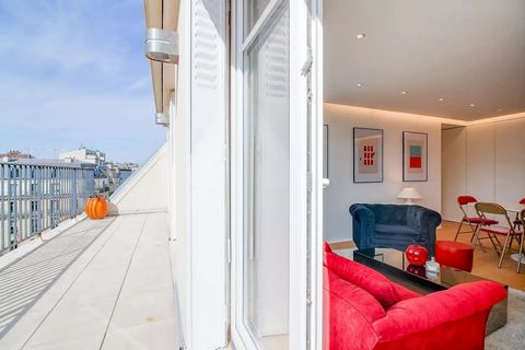 Magnificent, light-filled flat on the 7th and top floor of a building dating from the early 20th century. Halfway between the Trocadéro, Place de l'Etoile, Alma Marceau and Franklin Roosevelt, its location gives you easy access to the various metro a...