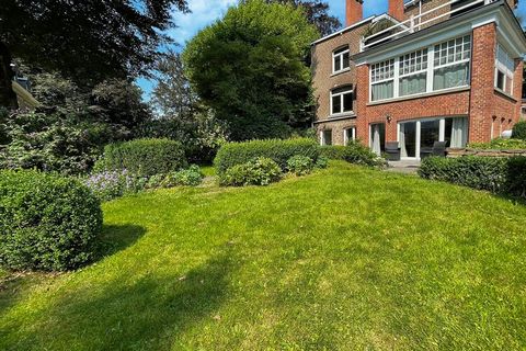 Dieses Ferienhaus im Zentrum von Stavelot strahlt Geschichte aus und hat eine einzigartige Seele. Hier finden Sie den Charme der Vergangenheit kombiniert mit modernem Komfort. Das Haus verfügt über einen wunderschönen, üppigen Garten, der sich perfek...