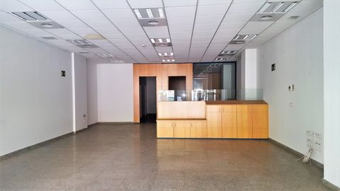 Commercial premises on the ground floor of a building with an age dating from 1.986.~ Very good construction quality, with marble clapped façade finish and high performance aluminum exterior carpentry.~ In good condition and high quality finishes bec...