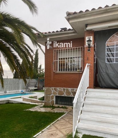 Detached Villa for sale in Carranque, with 196 m2, 3 rooms and 3 bathrooms, Swimming pool, Garage and Storage room. Features: - SwimmingPool - Garage - Alarm