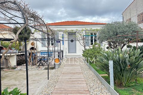 CROS DE CAGNES quiet and residential, 50 m from the sea, pretty house on one level, composed of a beautiful living room of 35 m², open fitted kitchen, 2 bedrooms with shower room, separate toilet, completely renovated, with quality materials, roof fa...