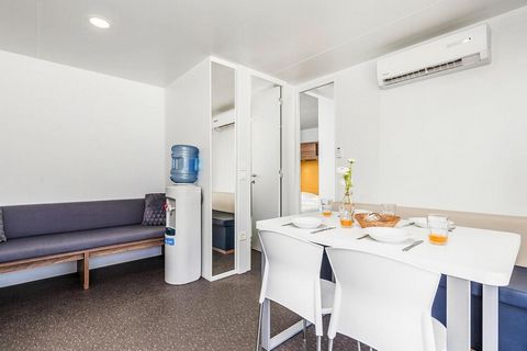 Complexe de vacances spacieux directement sur la belle plage de galets en pente douce avec des mobil-homes modernes et de haute qualité. Selon l'emplacement du mobil-home, il n'y a que 20 à 200 mètres de la plage, où deux transats sont à votre dispos...