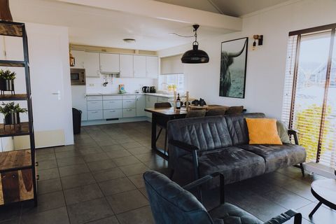 Deze vrijstaande woning staat op een zeer bijzondere plek met prachtig uitzicht over het Uitgeestermeer. De accommodatie is op enkele punten aangepast voor mindervalide, maar het vakantie gevoel blijft behouden door de sfeervolle inrichting. Enkele v...