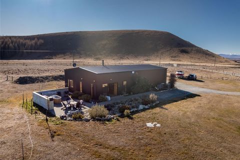 Entdecken Sie rustikalen Charme und idyllisches Wohnen in diesem atemberaubenden Anwesen im Scheunenstil, das sich auf einem 5,5 Hektar großen, weitläufigen Land befindet. Dieses Haus verfügt über ein geräumiges und stilvoll gestaltetes Studio und bi...