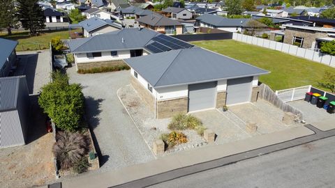 In einer ruhigen Straße in Twizel erwartet Sie dieses charmante Haus mit drei Schlafzimmern und zwei Bädern 27 Rhoboro Road ist die perfekte Mischung aus Komfort, Bequemlichkeit und ganzjährigem Genuss. Mit einem luftigen, offenen Grundriss und durch...