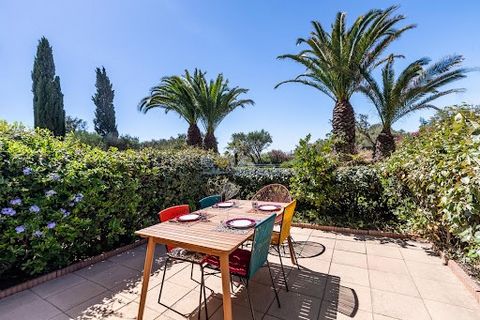 For sale in the Corniche district of Sète, in a residence with swimming pool, 2 rooms with a surface area of 44 m2 with loggia made habitable, plus exterior of 16 m2. This accommodation located on the ground floor includes an entrance, a shower room,...