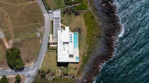 Villa Leyla : Une toute nouvelle villa moderne sur une falaise spectaculaire, surplombant l’océan. Cette villa entièrement sur mesure est livrée en l’état, prête à emménager. La Villa Leyla est située dans la communauté de Cap El Limon. Une résidence...