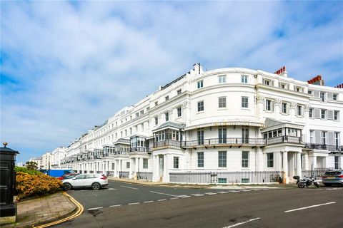 Prix indicatif £600,000- £650,000** Présentation de l’un des appartements en bord de mer les plus exceptionnels actuellement disponibles à Brighton. Idéalement situé dans le quartier recherché de Kemp Town, ce vaste appartement de deux chambres (1036...