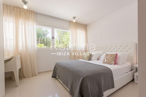 Esta moderna propiedad es espaciosa, por lo que es fácil alojarse con 8 personas. Lo que se nota inmediatamente son las gigantescas ventanas a través de las cuales entra mucha luz natural en la villa. Esto crea un ambiente muy agradable y espacioso e...