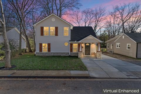 Entrez dans la quintessence de la sophistication de la banlieue au 217 Richardson Ave, une maison parfaitement reconstruite nichée dans le cœur historique du centre-ville de Murfreesboro, dans le Tennessee. Cette superbe propriété, un mélange harmoni...