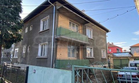 Agentur SUPRIMMO: ... Wir präsentieren zum Verkauf ein Doppelhaus im Stadtteil Kumbair der Stadt Varna. Vidin. Das Haus hat eine bebaute Gesamtfläche von 147 m², die sich auf zwei Etagen und einen Keller verteilt. Der erste Stock hat eine Fläche von ...