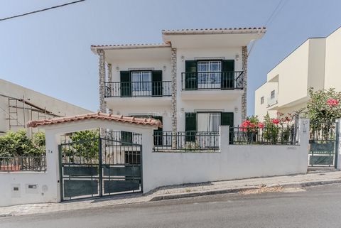 Imagine a space where comfort meets convenience. This T4+1 house in the Milharada neighborhood, in Loures, offers exactly that. With a total area of 288 m² spread over three floors, every detail has been designed to provide a practical and comfortabl...