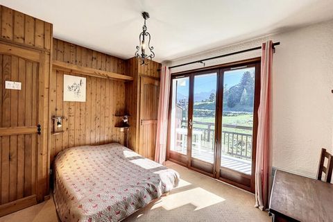 Dieses charmante Apartment befindet sich in einer kleinen, ruhigen Residenz, nur 4,5 km vom Zentrum von Combloux entfernt und bietet im Sommer eine ruhige Umgebung und im Winter Komfort direkt an der Skipiste. Im Winter liegt die Residenz ideal am Fu...