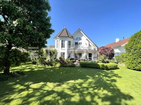 Thuiskomen na een lange dag en genieten van de rust van de natuur, deze individueel ontworpen villa maakt het mogelijk. Midden in een groene oase biedt deze woning het hoogste niveau van comfort en stijlvolle elegantie. De ruime woonkamer met ramen v...