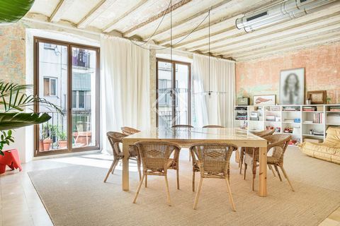 Este loft de 204 m² es una propiedad única en el centro de Barcelona. Tiene una distribución funcional, con una zona de noche separada del salón comedor y de la cocina. Es un piso reformado que mantiene una atmósfera bohemia y artística. Se han conse...