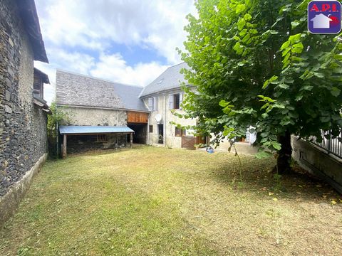 MOOI HUIS MET SCHUUR EN TUIN In het dorp SAINT JEAN DU CASTILLONNAIS, aangenaam huis bestaande uit een woonkamer/keuken, een badkamer en apart toilet. Boven 3 mooie slaapkamers en op de bovenste verdieping een in te richten zolder. Een schuur die aan...