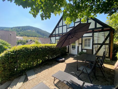 Voll möbliertes Haus in Schmallenberg Lenne. Das Haus hat alles was Sie zum Leben auf Zeit benötigen (außer einer Waschmaschine, Anschluss ist vorhanden). Zur Aufteilung: - Eigener Parkplatz - Terrasse im Sommer nicht einsehbar - Tageslichtbad mit Du...