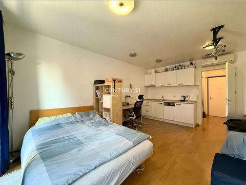 Wij bemiddelen bij de verkoop van een licht en charmant studio-appartement op een uitstekende locatie aan de Viška-straat. De woonoppervlakte van het appartement bedraagt 28,9m2 en is gelegen op de 2e verdieping van een goed onderhouden pand met een ...