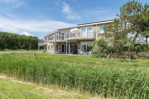 Welkom in een modern en prachtig ingericht vakantieappartement in Julianadorp, op slechts een paar meter van het strand. Dit charmante toevluchtsoord ligt op de begane grond en beschikt over een gedeeltelijk overdekt terras, zodat u op elk moment van...