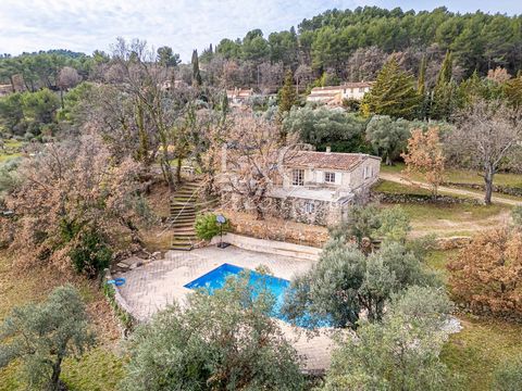 Genesteld in een rustige omgeving in de buurt van het charmante dorpje Seillans, ligt deze woning op een ideale locatie: op slechts 15 minuten van de Terre Blanche Golf Club, 25 minuten van het meer van Saint-Cassien, 45 minuten van de mediterrane st...