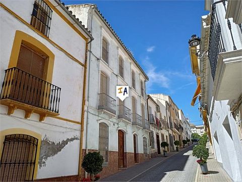 Dieses große, 543 m² große Stadthaus befindet sich im Zentrum von Monturque in der Provinz Córdoba in Andalusien. Monturque gilt als geografisches Zentrum Andalusiens und besitzt mit einem Fassungsvermögen von 850.000 Litern die größten römischen Zis...