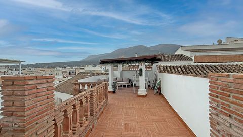 Prachtig herenhuis in het centrum van Alhaurín El Grande met adembenemend uitzicht op de Mijas-bergen en de Guadalhorce-vallei. De woning is recentelijk gerenoveerd en beschikt over twee verdiepingen plus een prachtig dakterras met chill-out ruimte. ...