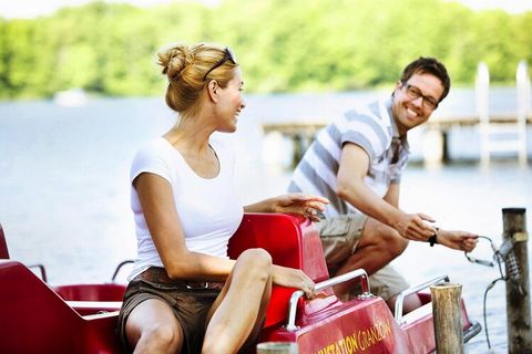 Dieser familienfreundliche Ferienpark liegt in der malerischen Wald- und Seenlandschaft der Mecklenburgischen Seenplatte, direkt am Granzower See. Die Unterkunft ist ideal für Familien und bietet bequem Platz für bis zu sechs Gäste in drei Schlafzimm...