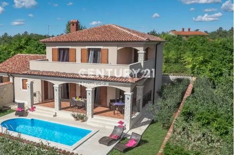 VODNJAN, DIVŠIĆI, HOUSE FOR SALE WITH SWIMMING POOL A villa for sale in the vicinity of Vodnjan, the last in a row, with an open view of nature and the Istrian landscape. The house is connected on one side by a garage to another garage and open on th...