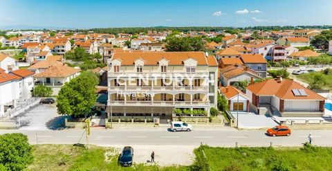 EXCLUSIEVE AANBIEDING! BIOGRAD AAN ZEE, EEN BEKEND FAMILIEHOTEL! Te koop is een gerenommeerd familiehotel in Biograd na moru, ca. 600 m van de stranden van Dražice en Soline en het stadscentrum. Het is al vele jaren succesvol actief, is het hele jaar...