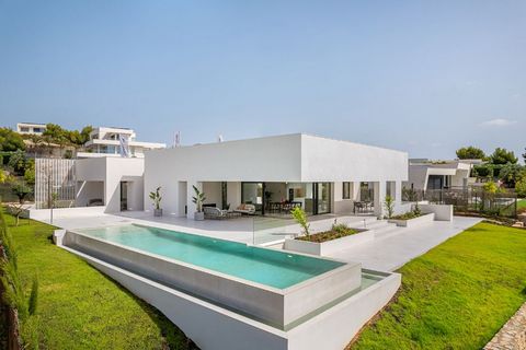 Descripción del objeto: Impresionante villa que está situado en el Las Colinas Golf Course y aqui cada villa es desarrollada como un proyecto único y singular. La planificación de los espacios se realiza bajo la premisa de lograr la máxima amplitud. ...