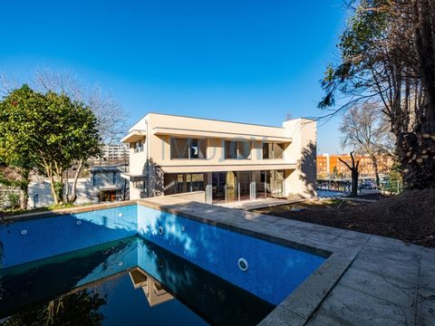 Excepcional villa de arquitectura moderna con 4 frentes, de tipología T4+1 con piscina exterior, insertada en una parcela con 697 m2 y una superficie bruta privada de 350 m2. Esta villa ha sido totalmente rehabilitada con atención al más mínimo detal...