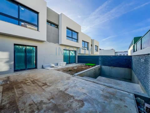 Ausgezeichnete Doppelhaushälfte mit 4 Schlafzimmern, Luxus im Bau, von zeitgenössischer Architektur, mit Swimmingpool und Garten. Mit ausgezeichneter Fläche und guten Oberflächen, mit viel Licht, mit Boxgarage für zwei Autos. In einer ruhigen Gegend ...