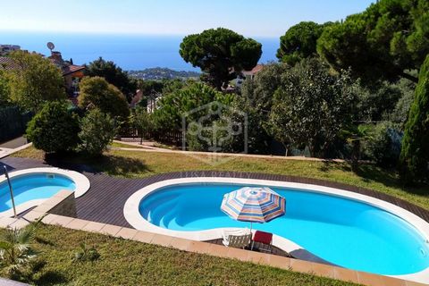 Wunderschönes Haus im modernen Stil mit Meerblick in Lloret de Mar. Das Haus befindet sich in der Urbanisation Roca Grossa, bestehend aus Privathäusern und Villen, nur 10 Autominuten vom Stadtzentrum und 5 Minuten von den Stränden der Costa Brava ent...