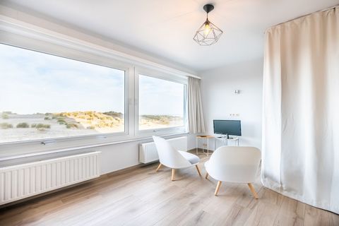 Deze gerenoveerde ruime studio op de zeedijk van Oostduinkerke (deelgemeente van Koksijde) met prachtig zicht op de duinen en de zee is een echte aanrader voor een leuke vakantie aan zee. Indeling Hall, woonkamer met frontaal zeezicht, aparte ingeric...