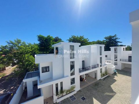 163 m² de diseño moderno en 3 plantas que incluyen piscina privada y plaza de aparcamiento. ¡Aquí puedes hacer realidad tus sueños caribeños hoy! Desde esta excepcional casa adosada, se encuentra a solo 1 minuto a pie de la playa de arena bordeada de...