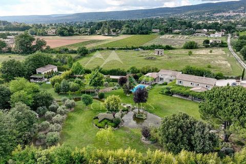 Ontdek dit prachtige pand genesteld in St-Saturnin-les-Apt in het hart van de Luberon. Dit uitzonderlijke ensemble bestaat uit een hoofdgebouw van ongeveer 300 m², een onafhankelijk gastenverblijf van ongeveer 80 m² en een bijgebouw van ongeveer 90 m...