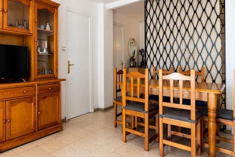 Dit charmante appartement biedt plaats aan maximaal 4 personen en is gelegen in een uitstekende kustomgeving in het Torremar-gebouw. Het beschikt over twee gezellige slaapkamers, elk voorzien van twee eenpersoonsbedden, en een woonkamer die uitkomt o...