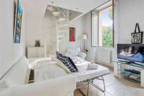 Im Herzen von Cannes gelegen, bietet dieses charmante, 44 m² große Apartment einen idealen Rückzugsort für bis zu vier Gäste, mit einer erstklassigen Lage, nur einen Steinwurf vom Hafen und nur 3 Gehminuten vom Strand entfernt. Das Apartment liegt im...