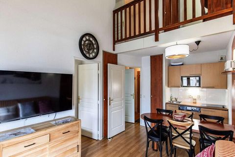 Dit duplex-appartement op het zuiden biedt plaats aan 7 personen en bevindt zich op de 1e verdieping van een rustige residentie. Op de begane grond vindt u een gezellige woonkamer met een slaapbank van 160 cm en een televisie, evenals een slaapkamer ...